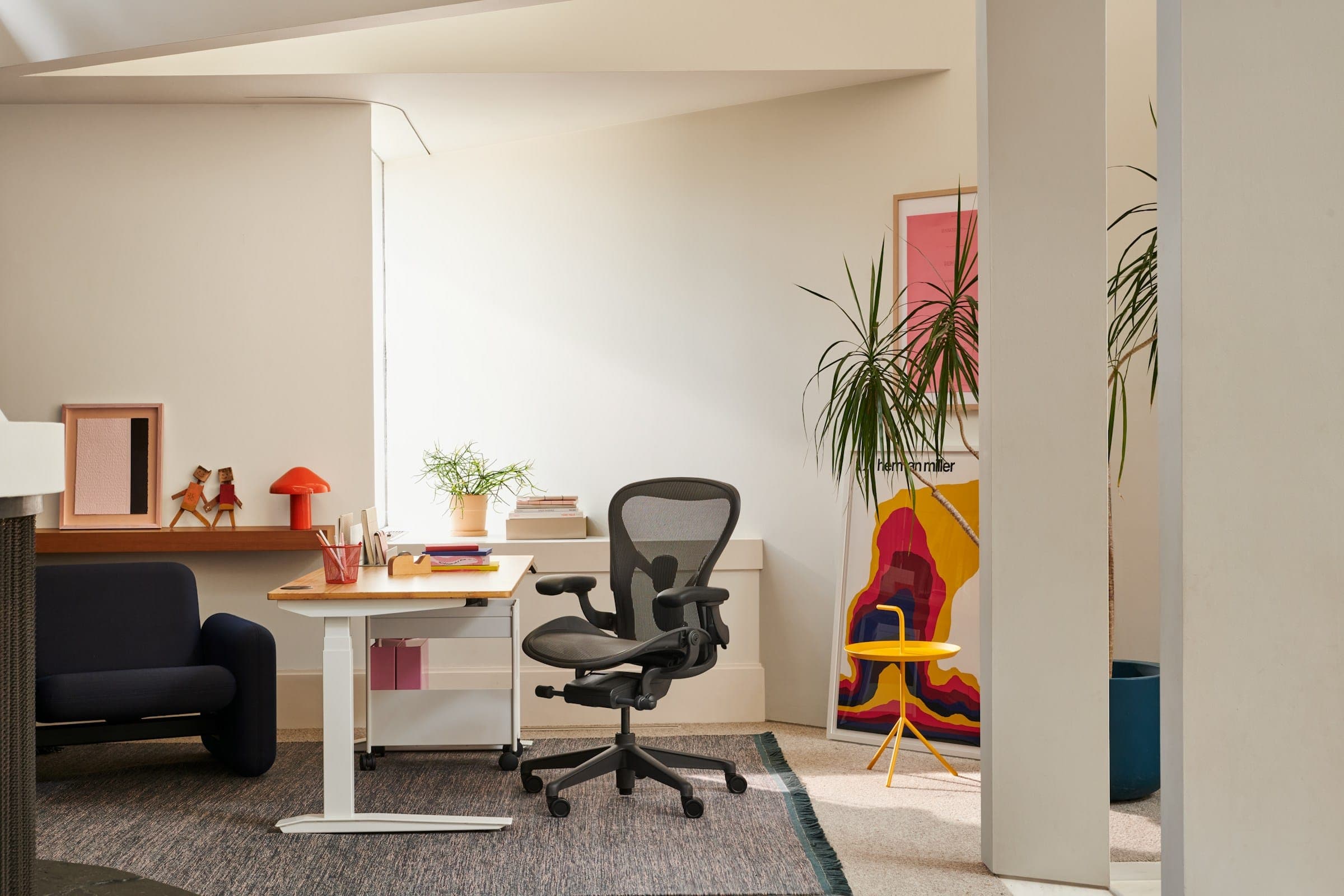 Кресло Herman Miller Aeron цвета графит в светлом домашнем кабинете